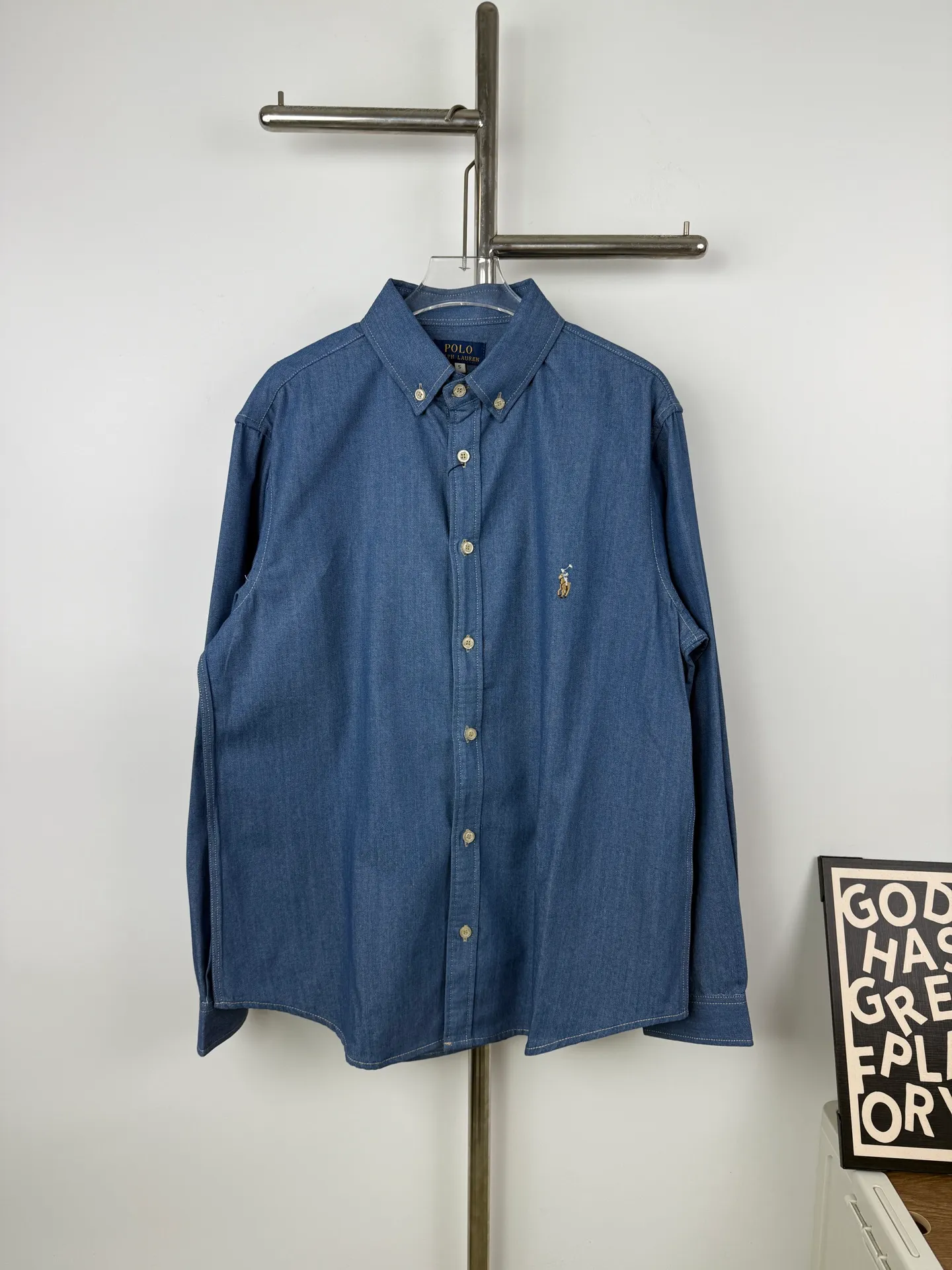 P210 Style No. B24 Ralph Lauren/Ralph Lauren classic color small label couple style washed denim long-sleeved shirt 1️⃣Made of high-quality denim fabric, the upper body is soft and comfortable, extremely delicate, has a solid, smooth and soft hand feel. The fabric does not wrinkle, and the hand feel is invincible. The details are handled perfectly! 2️⃣Adopting the washing process, the workmanship details are perfectly controlled. They are all hemmed with vest technology, and the insides of the sleeves are also used. Different from the four-needle and five-thread workmanship, the collars are also all designed with interlining, showing high-end fashion and individuality, and the style is fashionable, simple and elegant! 3️⃣It is very youthful and energetic, and can be easily worn by both men and women. It is very in line with the fashion aesthetic concepts of today's young people! Color: light blue Sizes: S, M, L, XL
